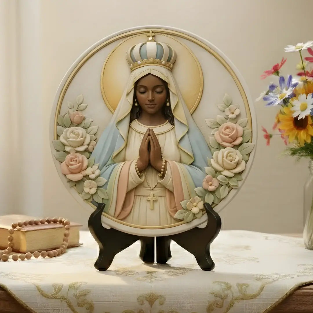 Quadro decorativo circular de Nossa Senhora Aparecida para Santuário Lar, Estilo Gesso Minimalista, Coleção Serenidade da Sacralle.