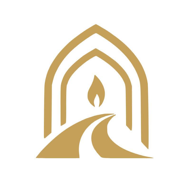 Logotipo dourado da Sacralle apresentando um arco gótico com uma chama e um caminho ao centro.