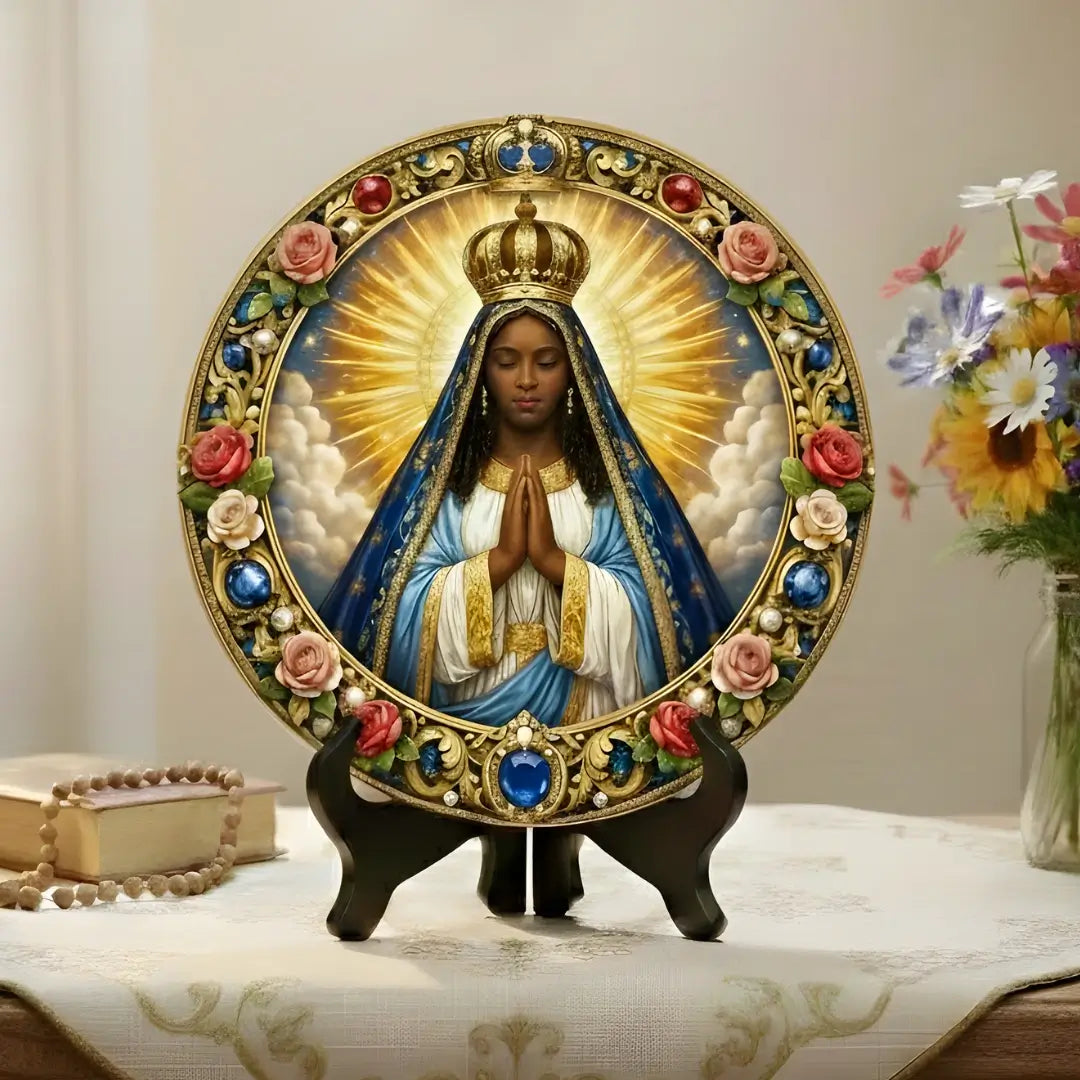 Quadro decorativo circular de Nossa Senhora Aparecida para Santuário Lar, Estilo Cores Vibrantes, Coleção Resplendor da Sacralle.