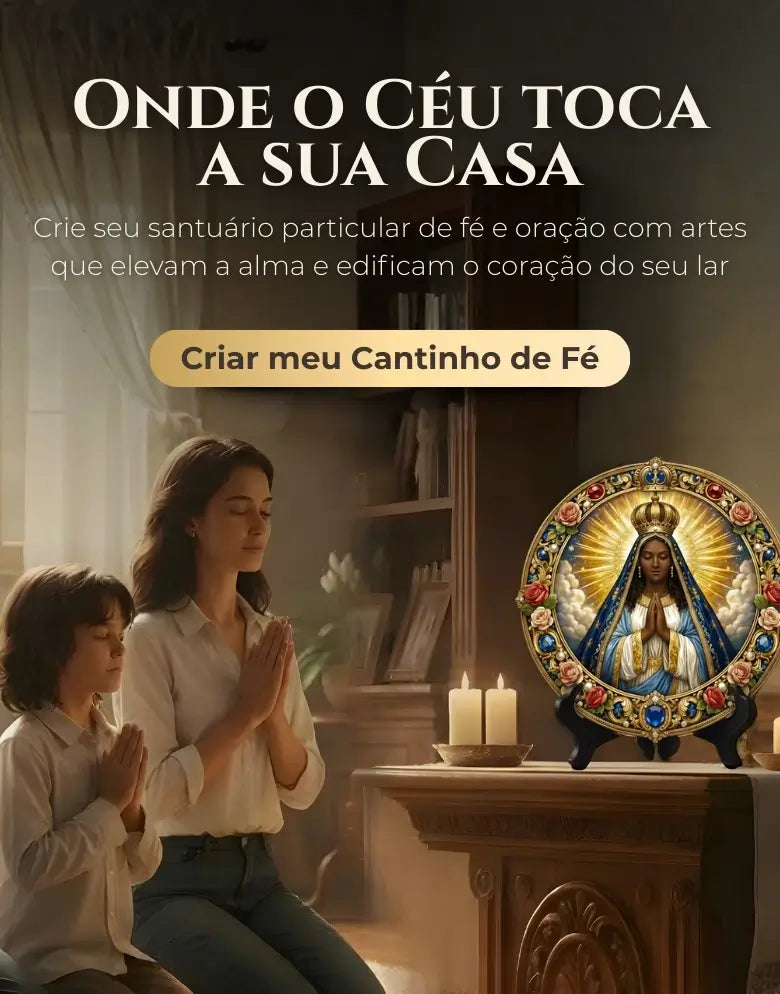 Família reunida em oração diante de um quadro circular de Nossa Senhora Aparecida da Sacralle, apoiado em suporte preto sobre móvel de madeira em ambiente acolhedor com velas.