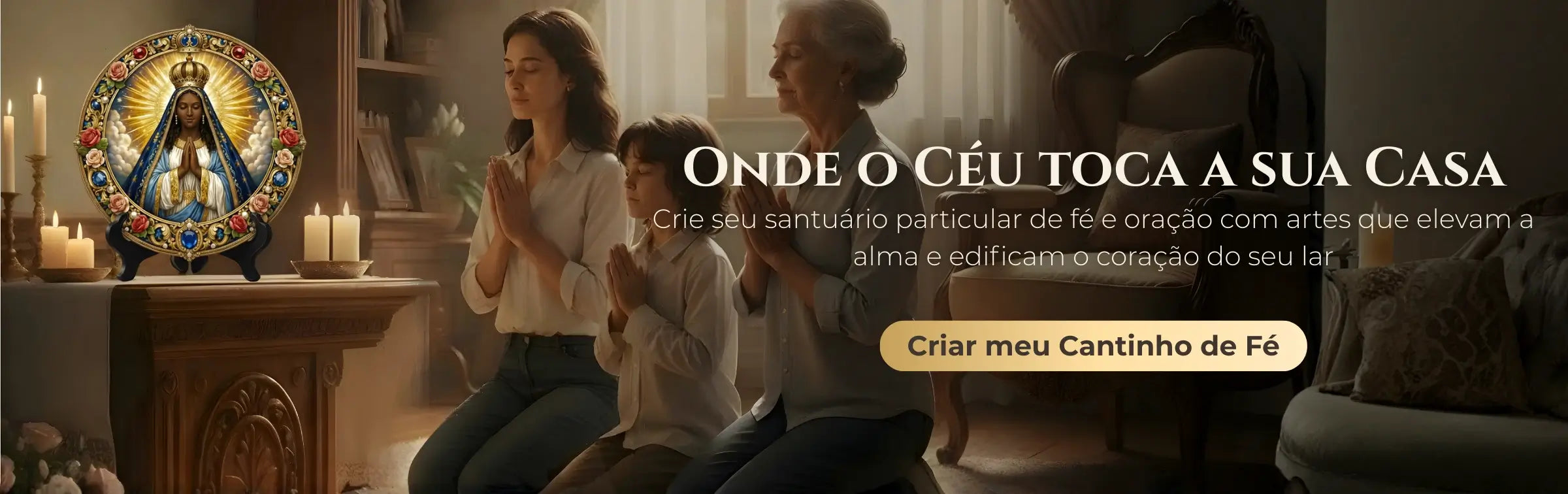 Família reunida em oração diante de um quadro circular de Nossa Senhora Aparecida da Sacralle, apoiado em suporte preto sobre móvel de madeira em ambiente acolhedor com velas.